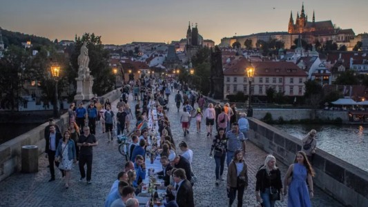 Checos celebran "el fin de la crisis" del coronavirus con un banquete en un puente