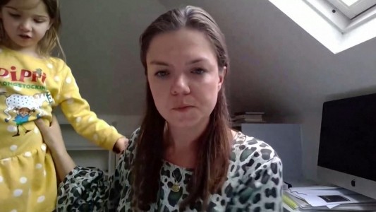 Una vez más una experta tuvo que lidiar con su hija en un vivo con la BBC