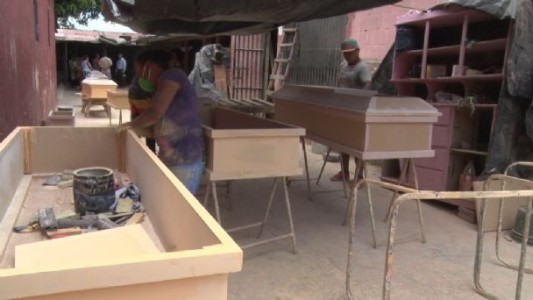 Fabricante de ataúdes septuplicó sus ventas en Nicaragua durante la pandemia de coronavirus