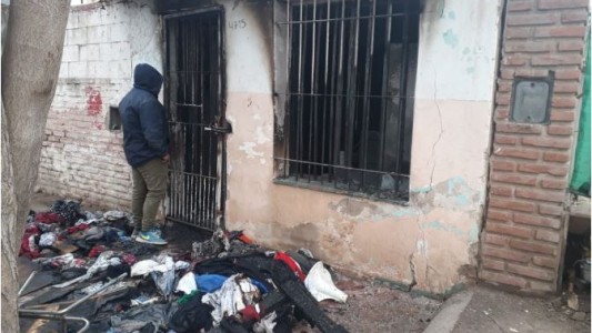 Dos hermanitos fueron salvados del incendio de su casa por los vecinos: la familia perdió todo