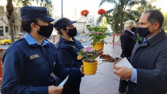 FOTOS: el uniforme azul se volvió multicolor: flores en reconocimiento a los policías durante la cuarentena
