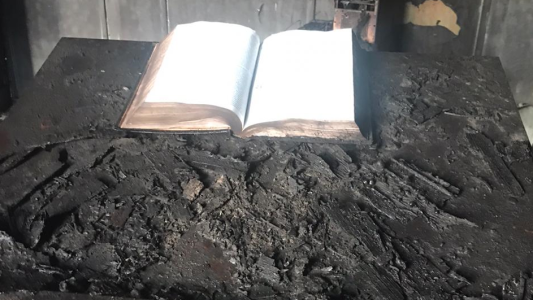 Incendio en la iglesia adventista de White: en medio de las cenizas, se salvó una biblia