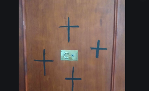 Pintaron cruces negras en la puerta de la casa de una enfermera