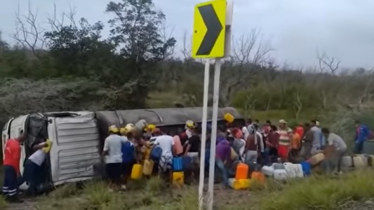 Colombia: volcó un camión con nafta, lo estaban saqueando, estalló y murieron 7 personas