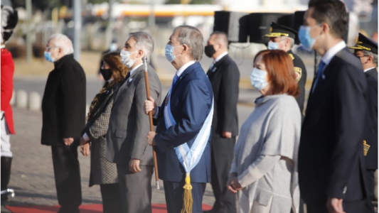 El gobernador de Córdoba, Juan Schiaretti, encabezó el acto de izamiento de la Bandera Nacional en el Centro Cívico del Bicentenario