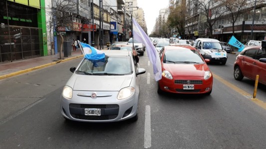 FOTOS y VIDEOS: Dos banderazos en Córdoba: "por la república" y "en apoyo al Gobierno"