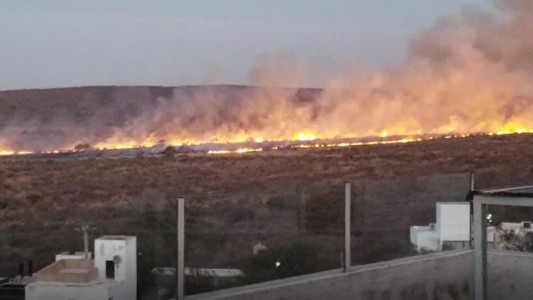 VIDEO: bomberos combaten incendio en La Calera