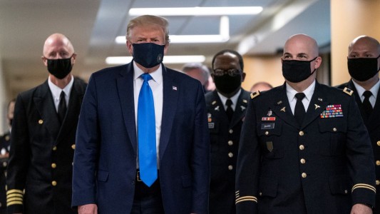 Donald Trump se mostró por primera vez con barbijo mientras crecen los contagios en Estados Unidos