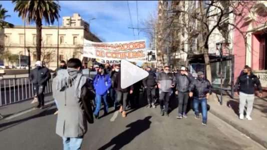 VIDEOS: sigue el paro y la UTA marcha a la municipalidad con fuerte custodia policial