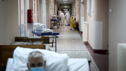Médicos y pacientes serbios denuncian colapso del sistema sanitario por la pandemia