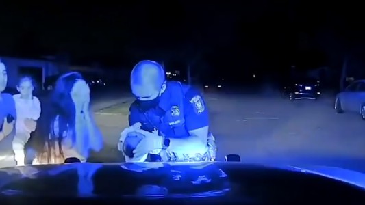 Video: policía héroe salva a beba de morir asfixiada
