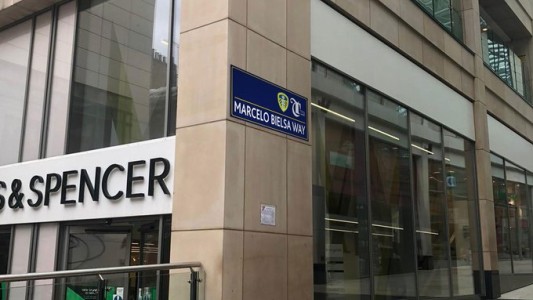 El Leeds es campeón y la locura por Bielsa no para: una calle de la ciudad ahora lleva su nombre