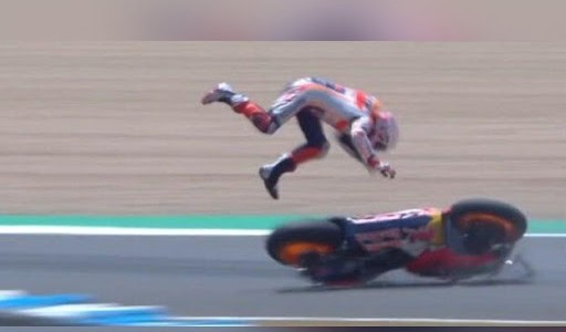 El campeón Márquez sufrió una fractura en el brazo derecho durante la carrera inaugural del MotoGP
