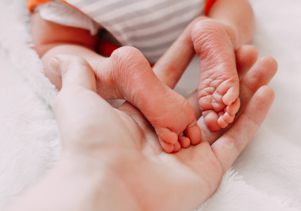 Nació sana una bebita, hija de una pareja con Covid-19: será amamantada y seguirá con sus padres