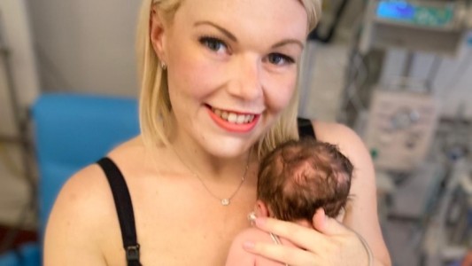 Corrió 7 kilómetros, llegó al departamento de su novio y dio a luz: no sabía que estaba embarazada