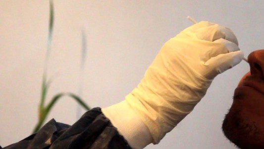 "Desmoralizado": el drama del hombre que dio positivo por coronavirus 15 veces