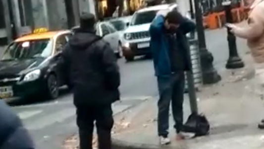Video: el momento en que multan a un joven por no usar tapabocas en Rosario