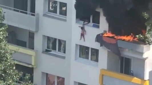 Impresionante: un nene de 10 años arrojó al vacío a su hermanito de 3 para salvarlo de un incendio