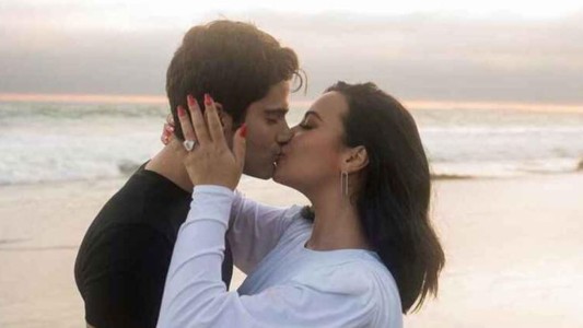 Demi Lovato se comprometió con el actor Max Ehrich