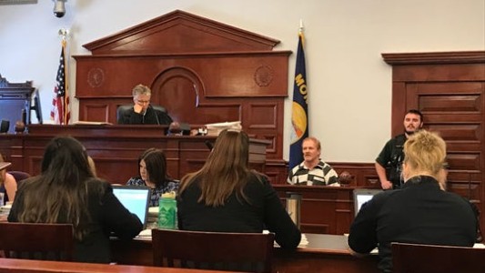 Tenía 60 cargos por abuso sexual infantil y sólo lo condenaron a un año de cárcel