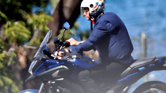 Bolsonaro anda en moto y habla con empleados sin barbijo en la residencia oficial