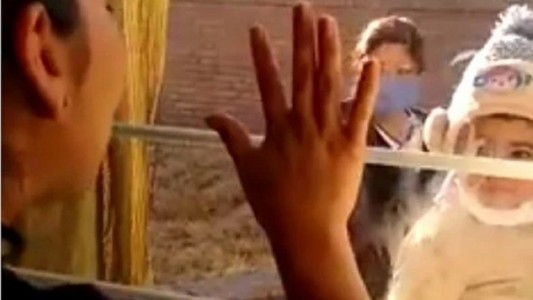 Video conmovedor: la mujer con coronavirus que saluda a su hijo a través de un vidrio