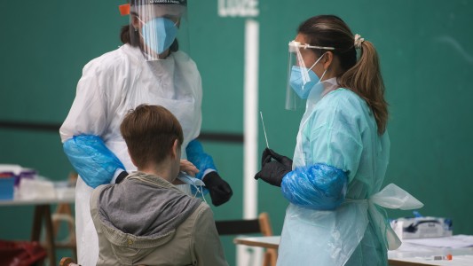 Crecen los casos de coronavirus en España y los brotes de contagio rozan los 500