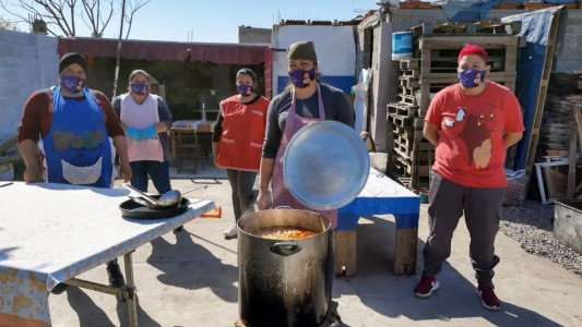 Ante la necesidad del barrio, mujeres solidaras reparten comida
