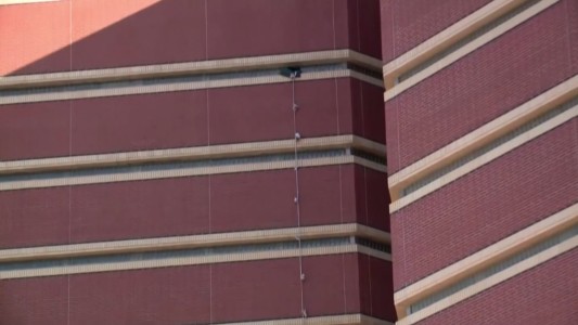 Doce pisos de sábanas atadas para escapar de una cárcel