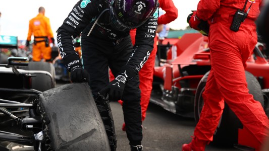 Lewis Hamilton finalizó con un neumático pinchado y ganó por séptima vez el GP de Gran Bretaña