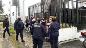 60 jóvenes demorados en una fiesta clandestina en una cervecería en La Plata