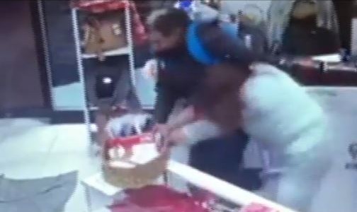 "Casi le gatillo su propio revólver": una comerciante se defendió de un delincuente armado