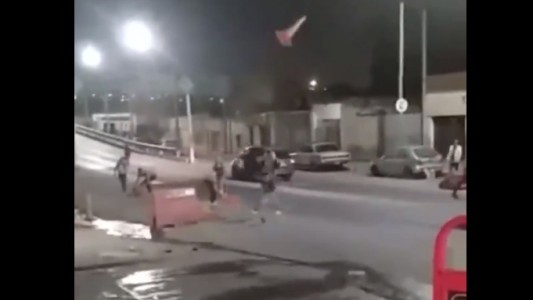 VIDEO: descontrol en el control policial, por incautar dos motos, atacaron el puesto a pedradas y patadas