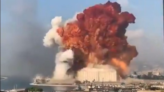 Impresionantes explosiones masivas en el puerto de Beirut