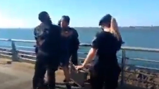 Video: así detuvieron y esposaron a un runner que corría con el tapabocas mal puesto