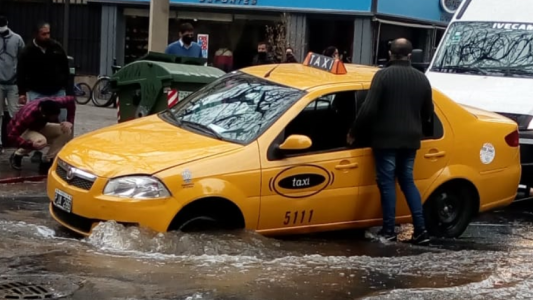 Explotó un caño e inundó la zona de Buenos Aires y Corrientes
