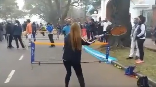 Decenas de deportistas pidieron volver a trabajar en la puerta de Olivos