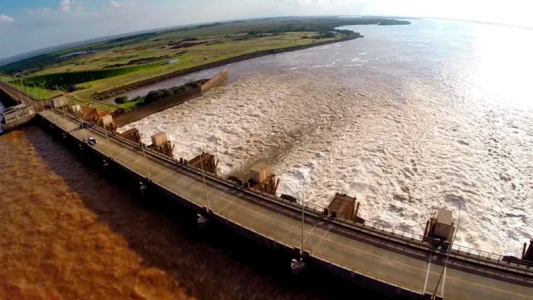 Abrirán hoy compuertas en Brasil y Paraguay para que suba el río Paraná
