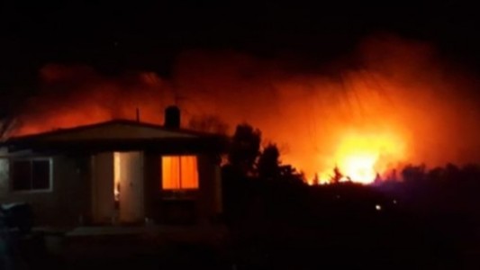 Hay evacuados por los incendios que afectan a Tanti, La Cumbrecita y La Calera