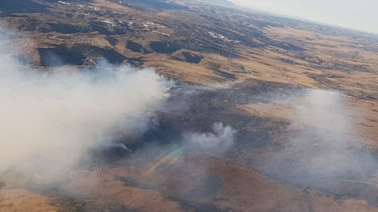 Triste imagen: Así se ven, desde el aire, las Sierras arrasadas por el fuego