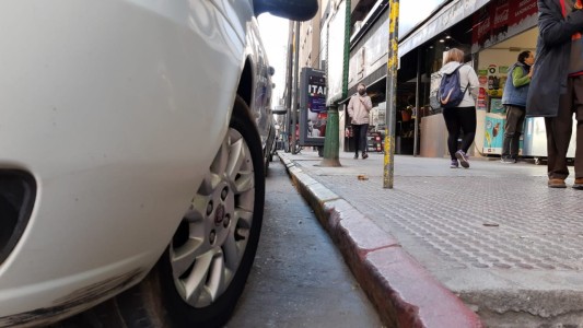El cordón de la vereda volvió a ser “semáforo”: si son amarillos o rojos, prohibido estacionar
