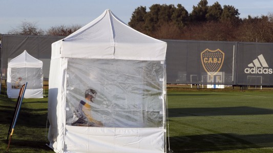 Barbijos y carpas sanitarias en el primer entrenamiento de Boca
