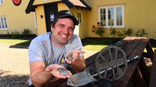 Usó un detector de metales y encontró un tesoro de 130 mil dólares en un terreno baldío