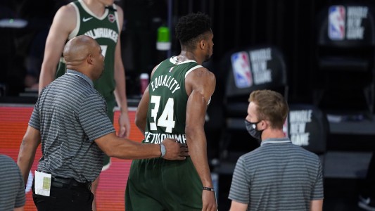 Escándalo en la NBA por el cabezazo de Giannis Antetokounmpo a Moritz Wagner
