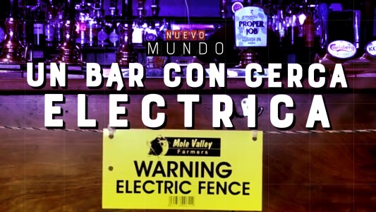 Un bar con cerca eléctrica, para mantener la distancia