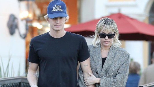 Miley Cyrus se separó de Cody Simpson tras 10 meses de noviazgo