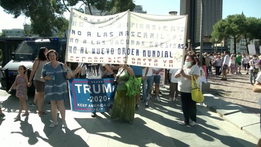 Masiva protesta contra el uso obligatorio de barbijos en España