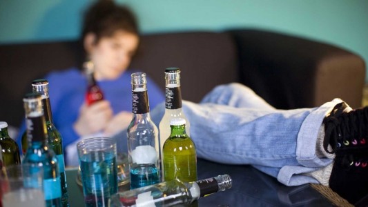 Cada vez es más baja la edad de inicio en consumo de alcohol en jóvenes, según Defensoría del Pueblo