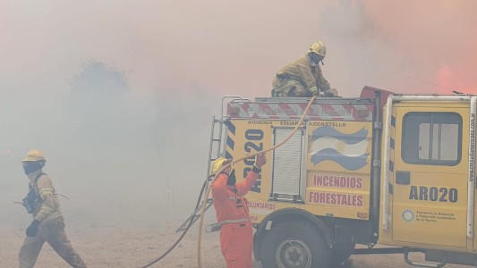 VIDEO Y FOTOS: Renuevan un centenar de bomberos para combatir el fuego en Villa Albertina