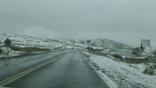 Una nevada obligó al cierre total del Camino de las Altas Cumbres